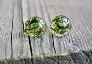 Moss resin dot earrings